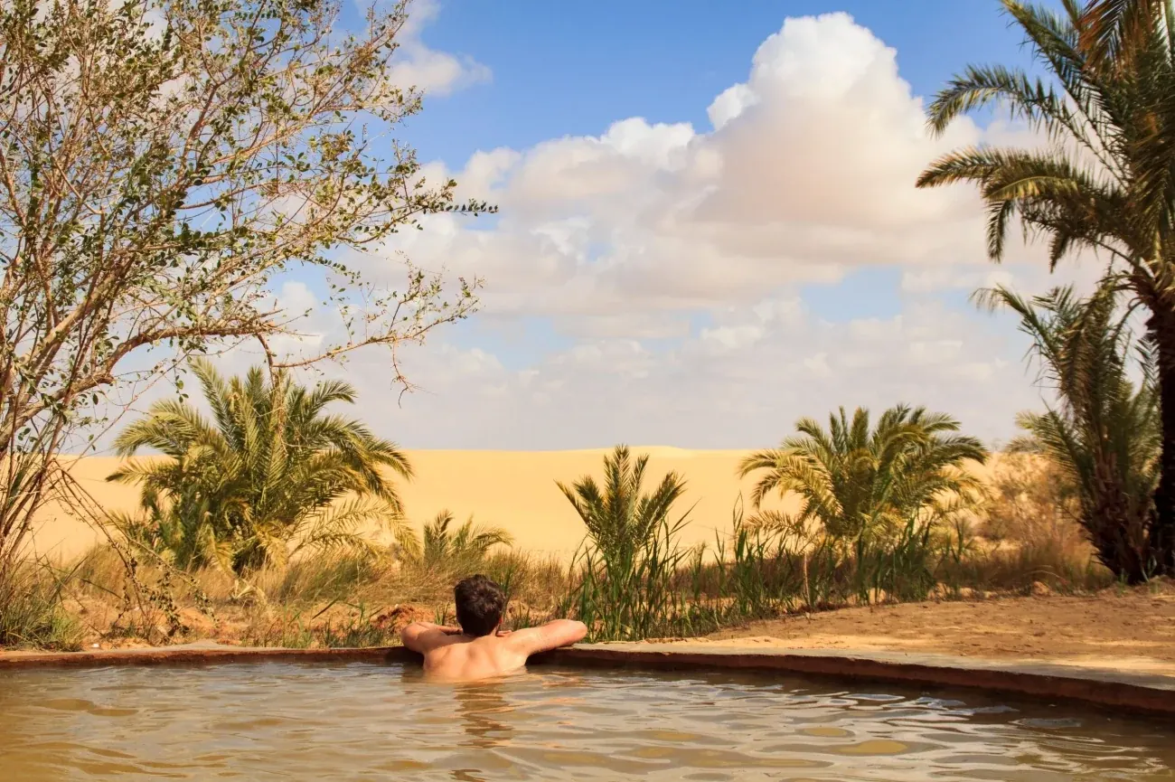 Manantial natural rodeado del paisaje de Siwa