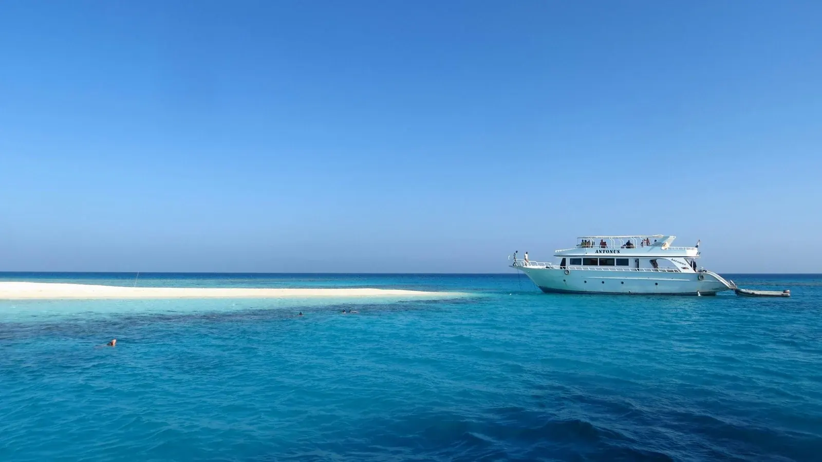 Yate junto a un banco de arena del mar Rojo, cerca de Sharm El Sheikh