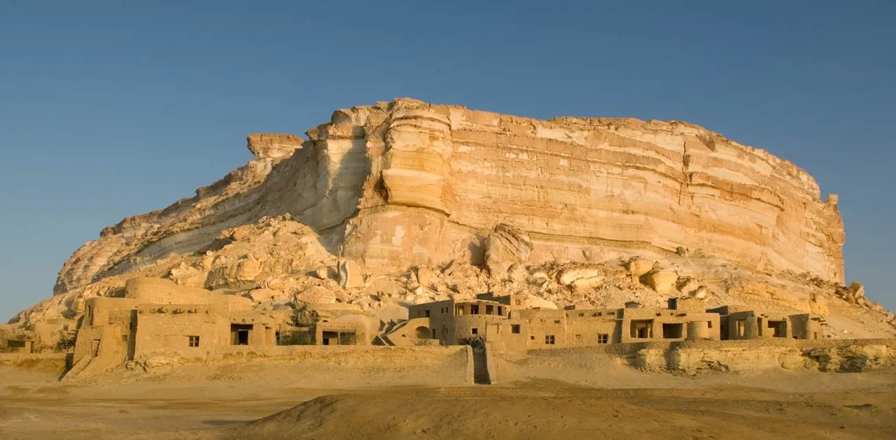 Ecolodge Adrère Amellal bajo un escarpe rocoso en Siwa