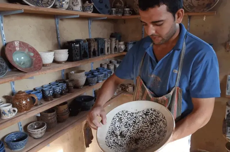 Artesano con cerámica pintada a mano en el pueblo de Tunis