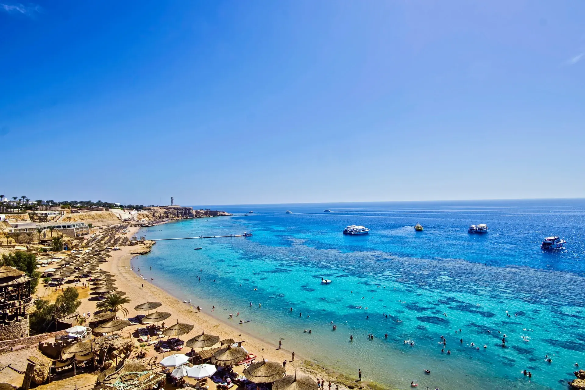 Playa y aguas cristalinas en Sharm El Sheikh