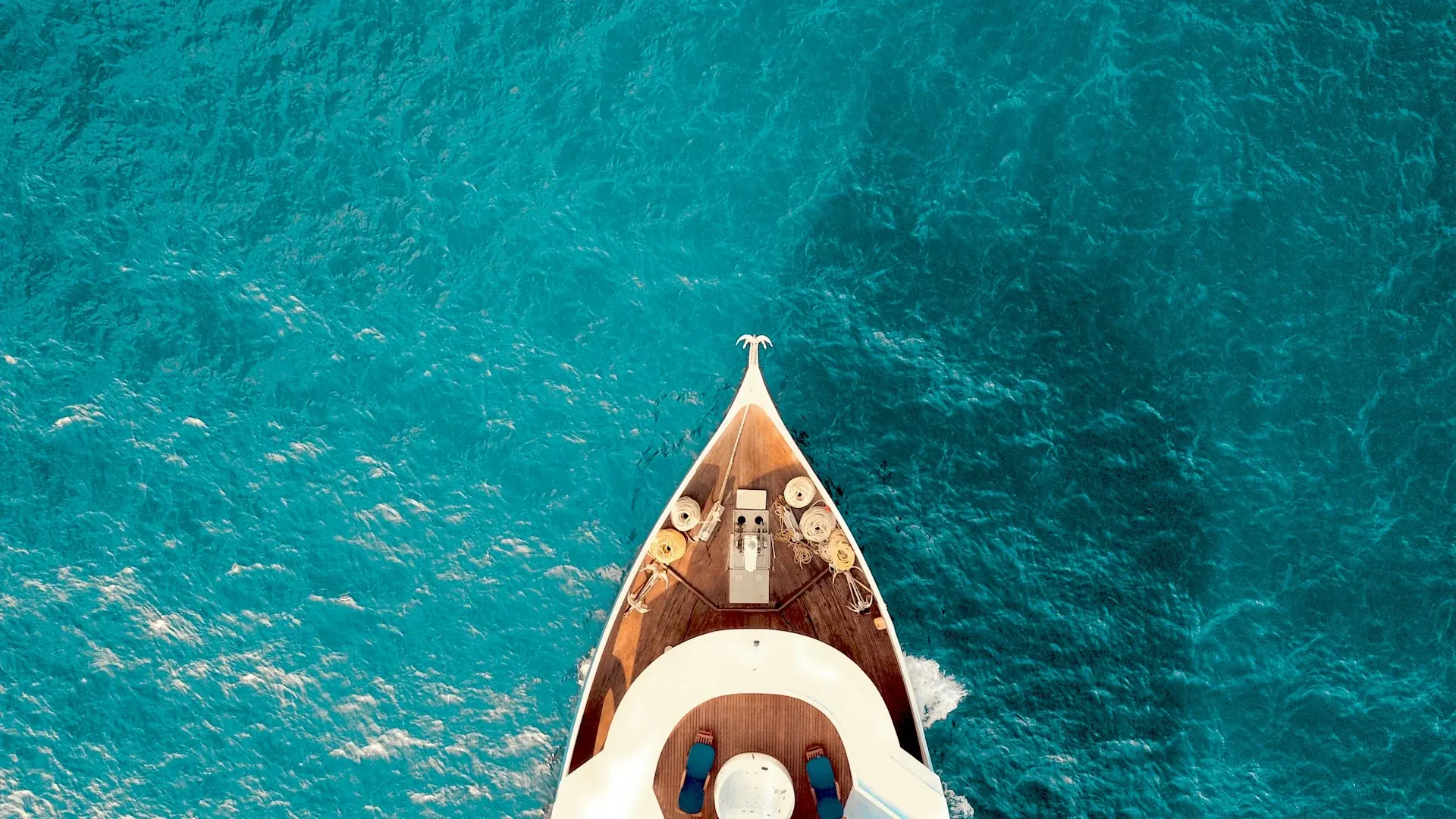 Yate en el mar: fotografía ilustrativa de navegación