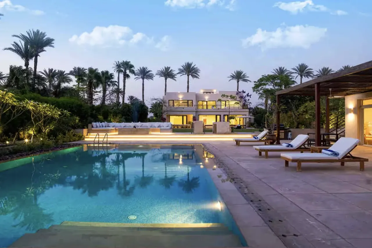 Villa privada con piscina, mostrada como ejemplo de alojamiento en El Cairo