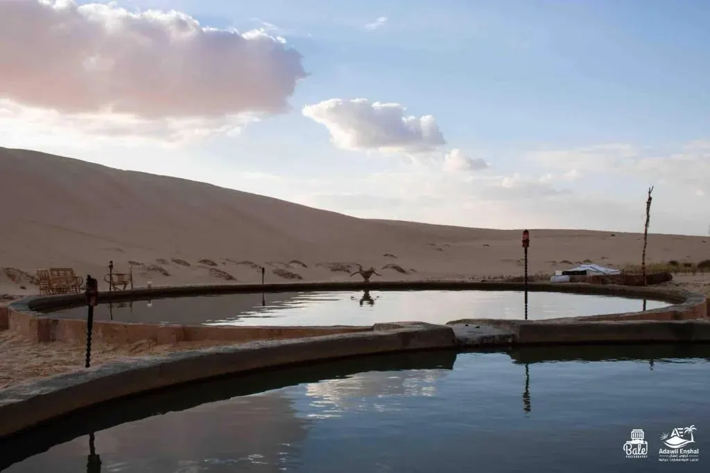 Pozas termales circulares en el desierto de Siwa