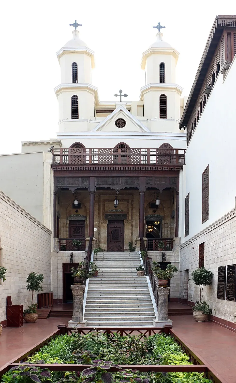 Patio y fachada de la Iglesia Colgante en El Cairo copto