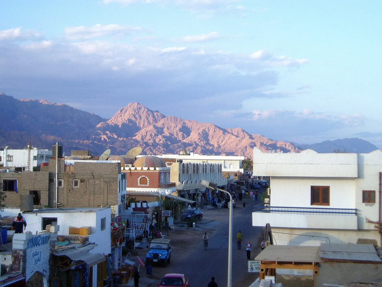 Edificios de Dahab y montañas del Sinaí a la luz del atardecer