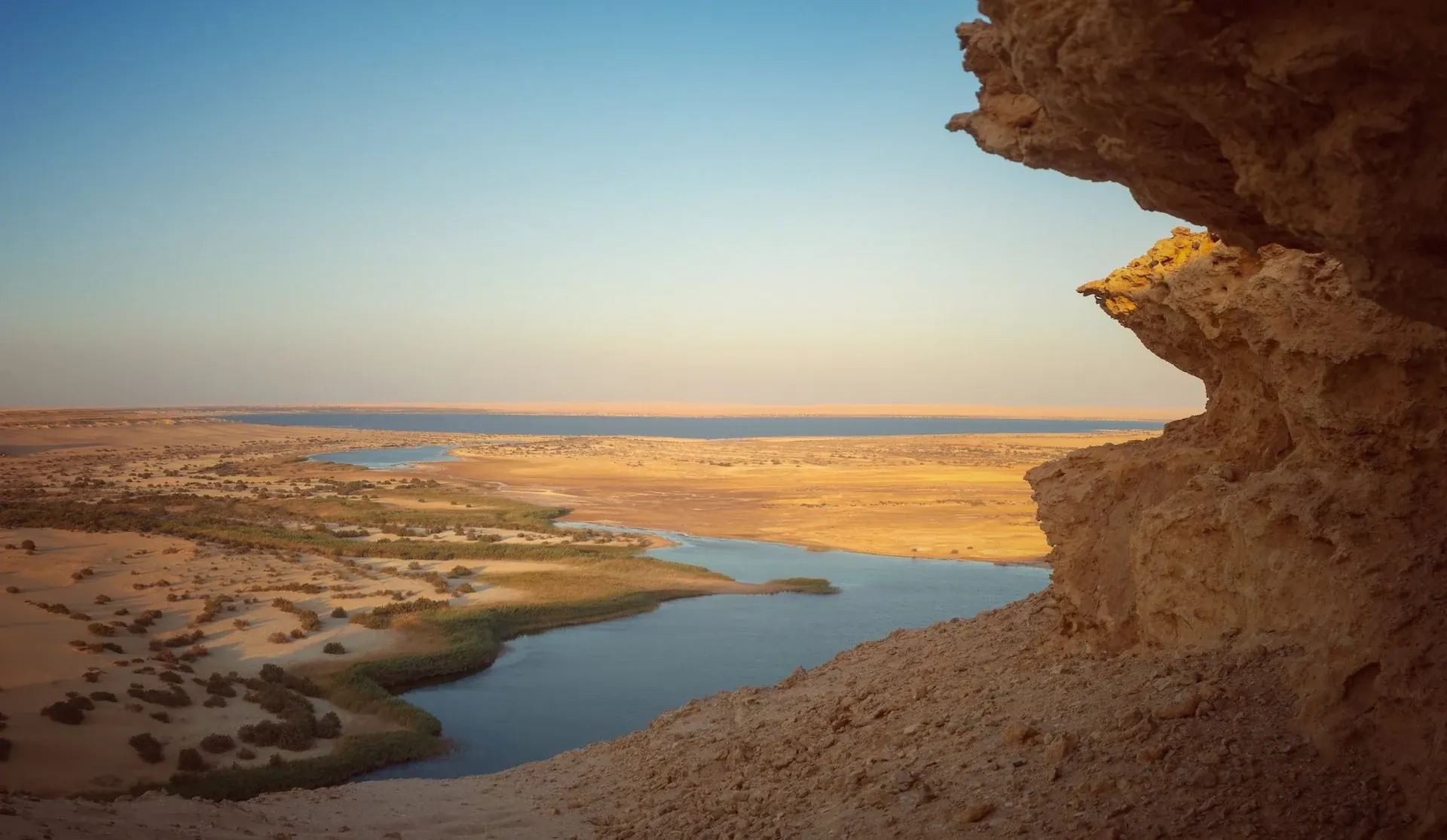 Desierto y lago en Wadi El Rayan