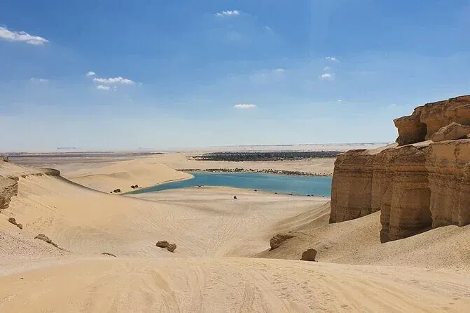 Dunas y aguas turquesas en Fayoum