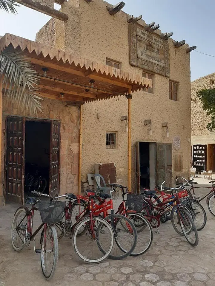 Cartel de entrada y bicicletas en Albabenshal Heritage Lodge