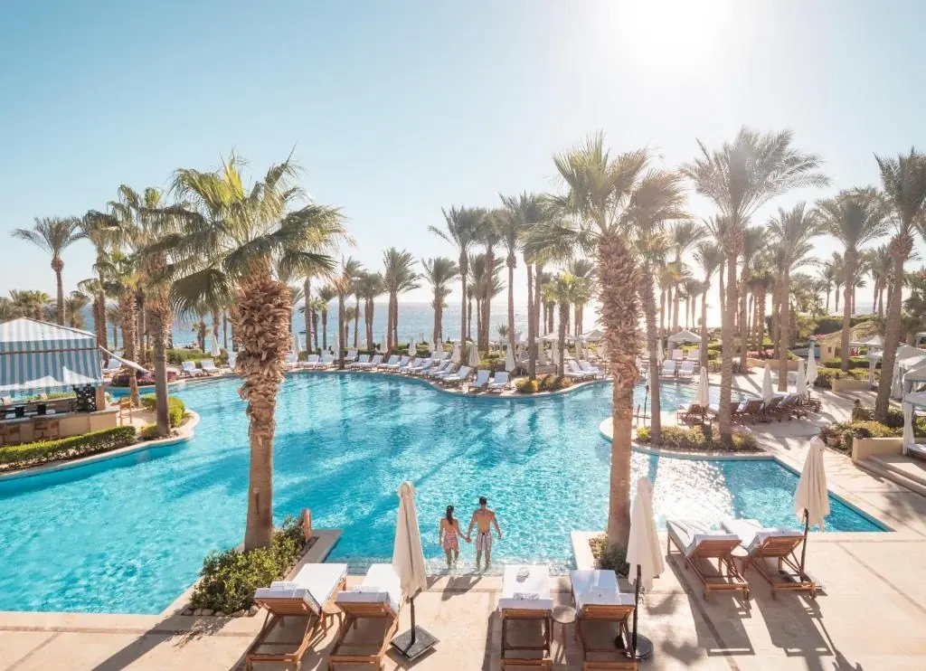 Piscina y terrazas con palmeras en Four Seasons Resort Sharm El Sheikh