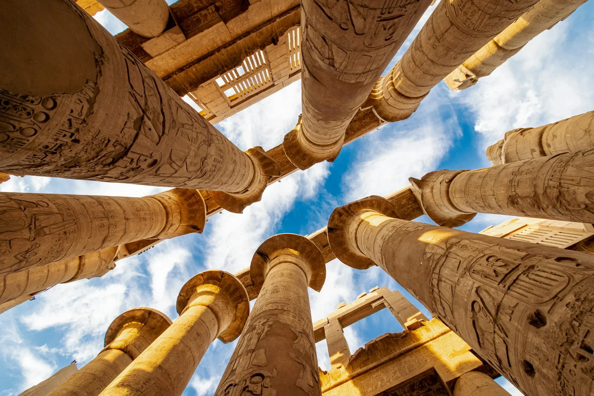 Viajero explorando Egipto: fotografía ilustrativa