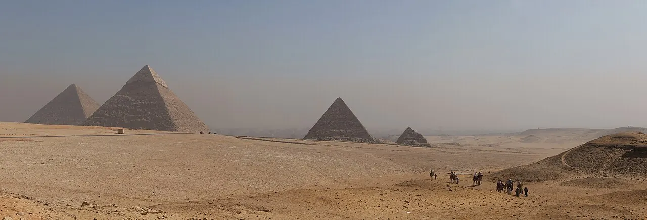 Vista panorámica de las pirámides de Guiza desde el desierto