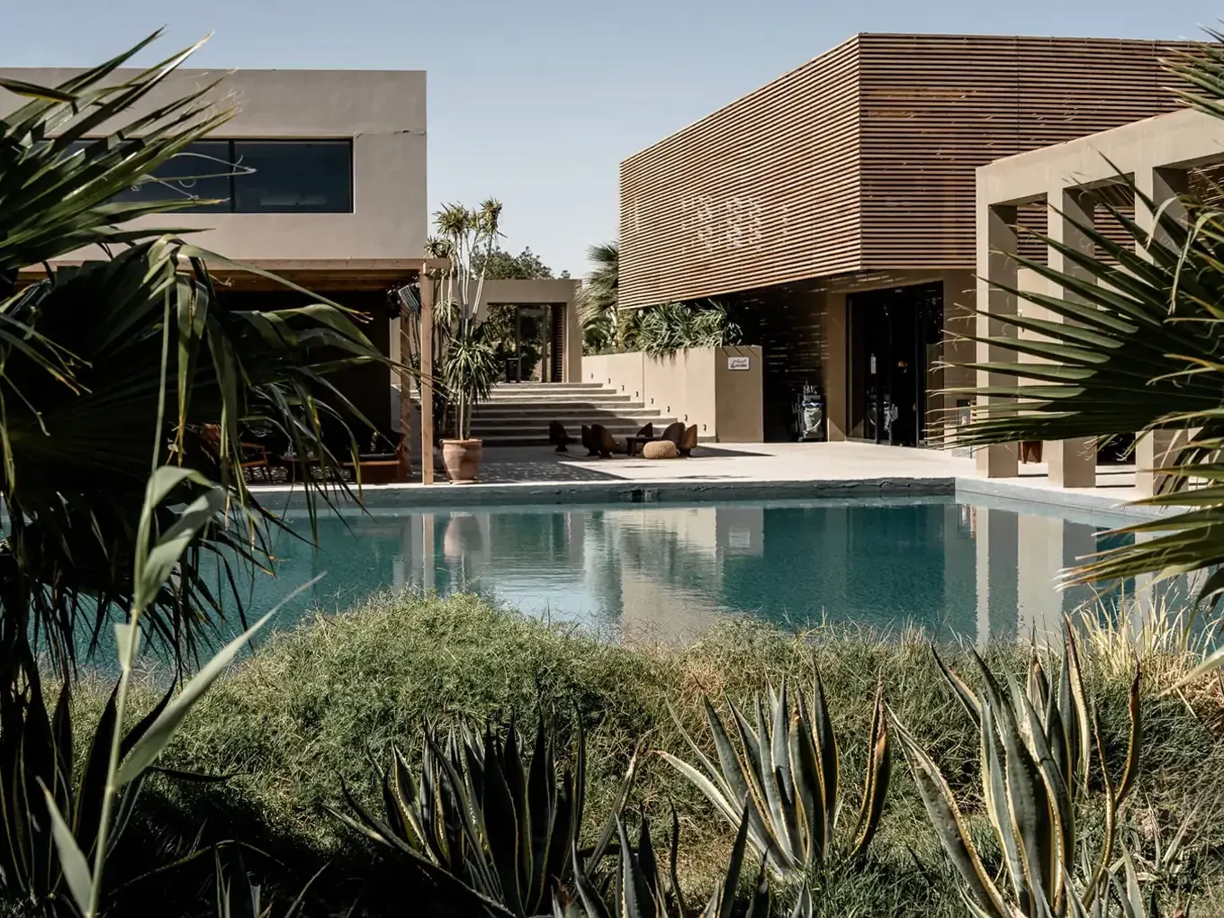Piscina y arquitectura en tonos tierra en Casa Cook El Gouna