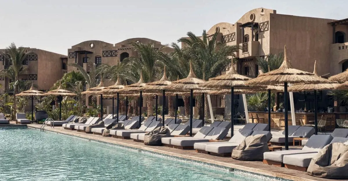 Tumbonas junto a la piscina de Cook’s Club El Gouna