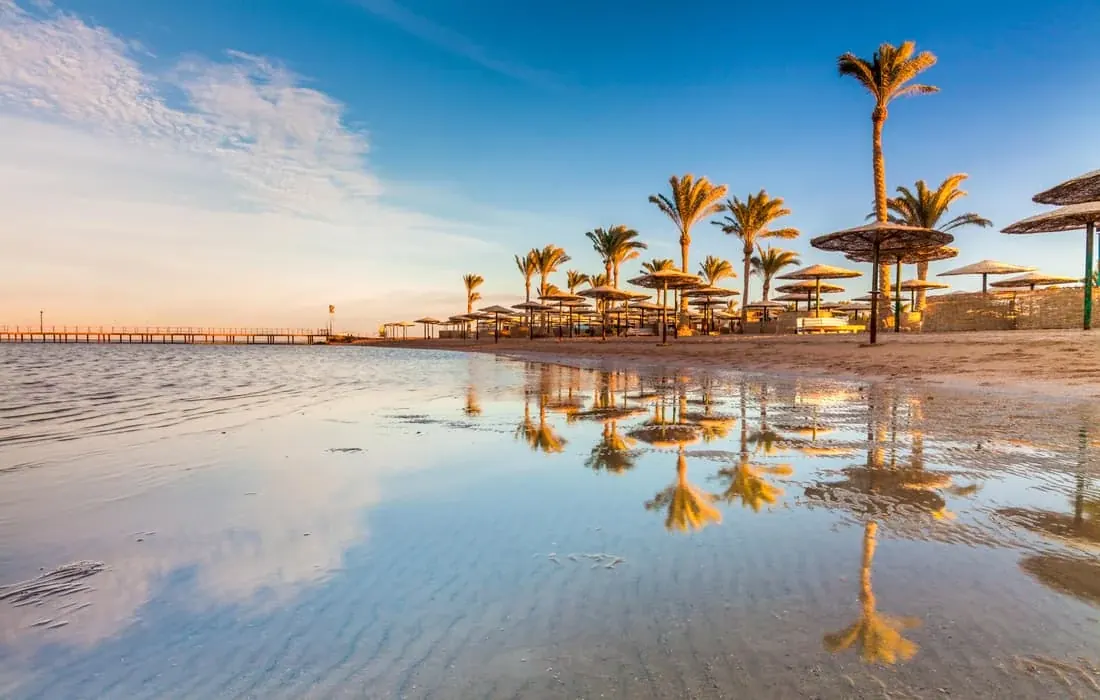 Playa tranquila y sombrillas en El Gouna