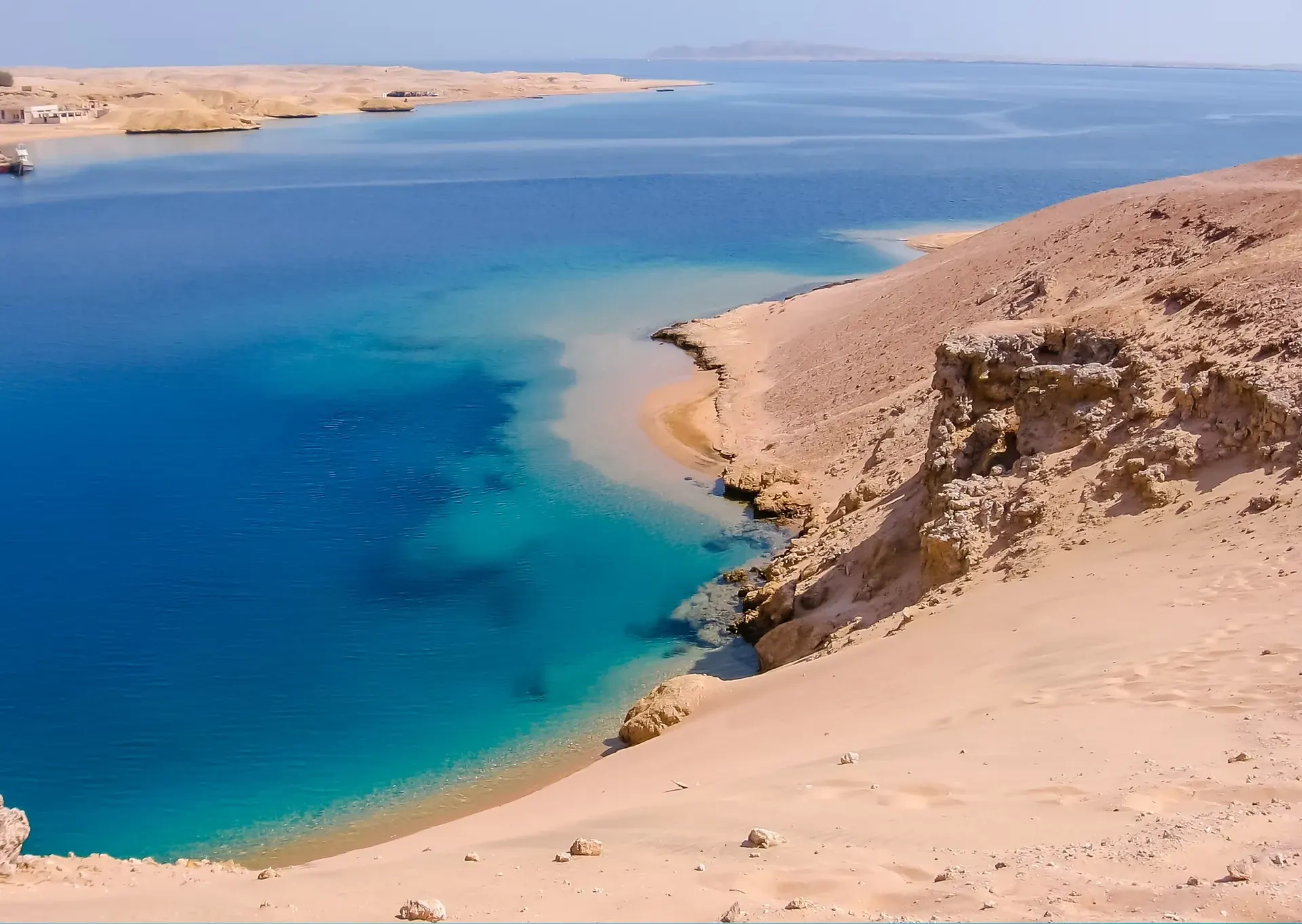 Acantilados desérticos y aguas cristalinas en Ras Mohammed