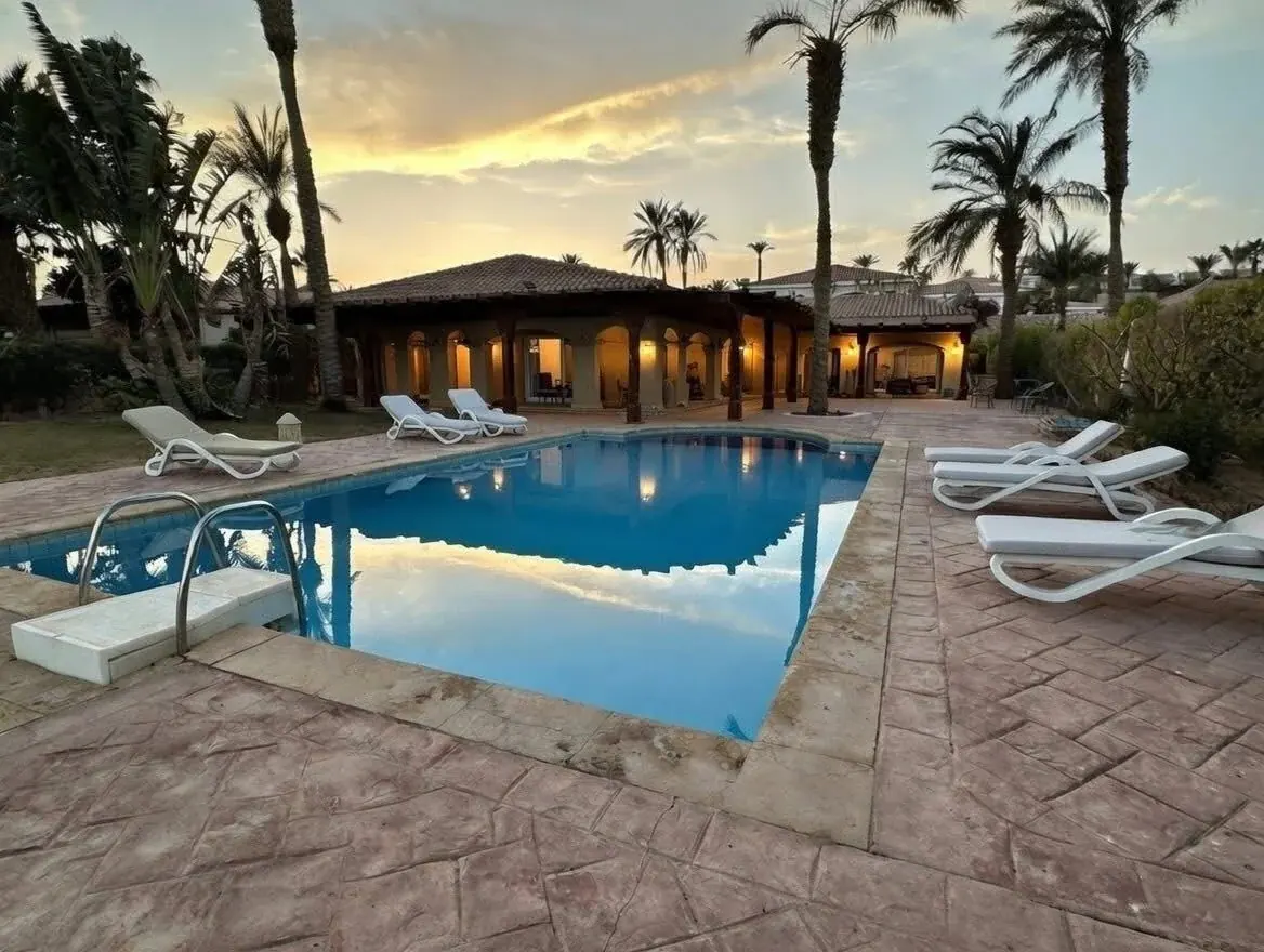 Ejemplo de villa privada con piscina en Sharm. Seleccionamos tu villa de forma individual.