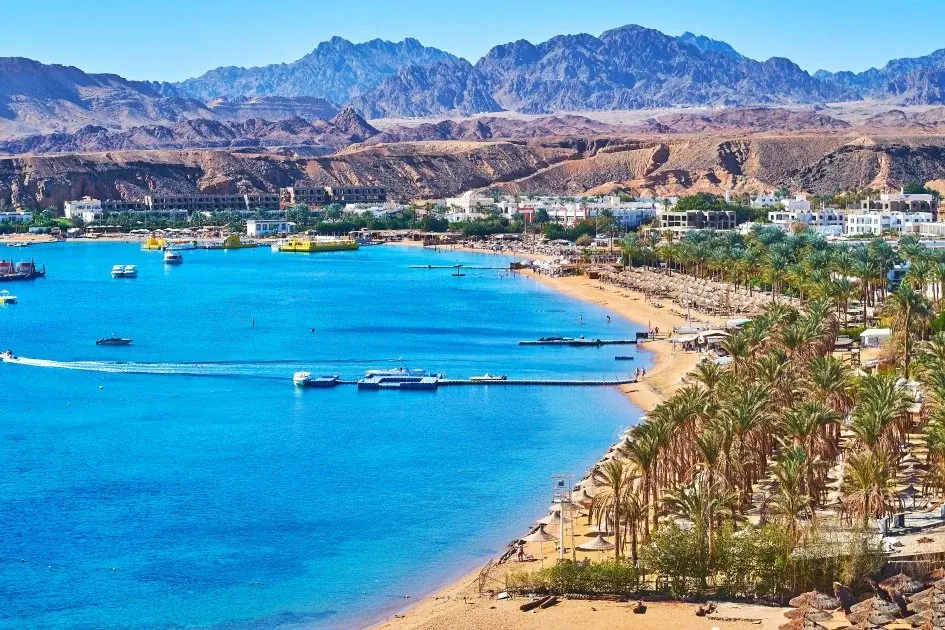 La costa y las aguas del mar Rojo en Sharm El Sheikh