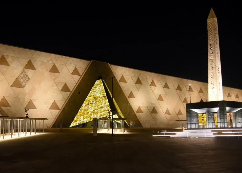 Fachada iluminada del Gran Museo Egipcio