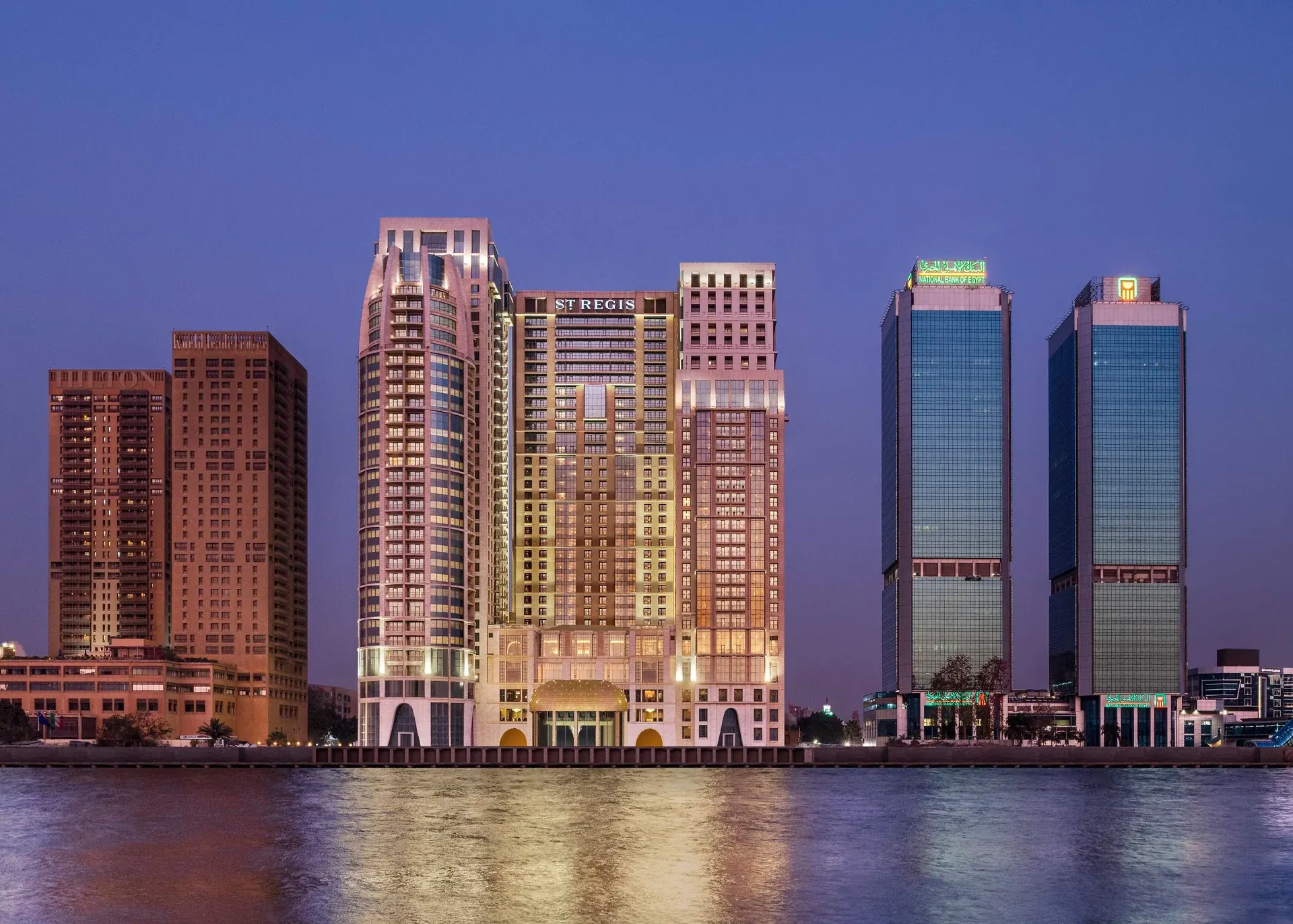 The St. Regis Cairo junto al Nilo al anochecer