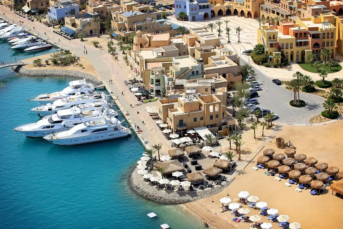 Yates y edificios junto al agua en el puerto deportivo de El Gouna