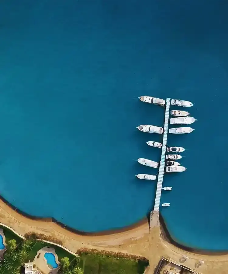 Yates en Abydos Marina, El Gouna: imagen ilustrativa de navegación en el mar Rojo