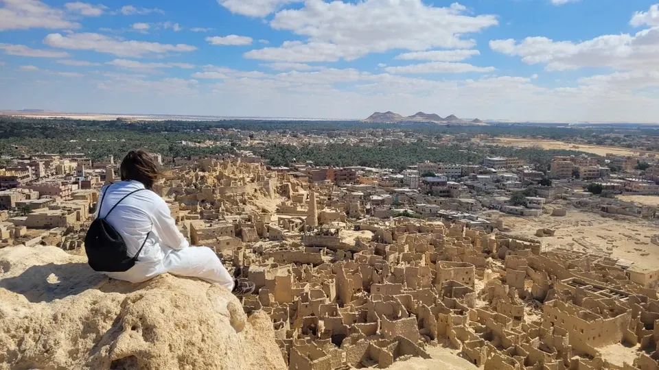 Camila contemplando las ruinas de adobe de Shali, en Siwa