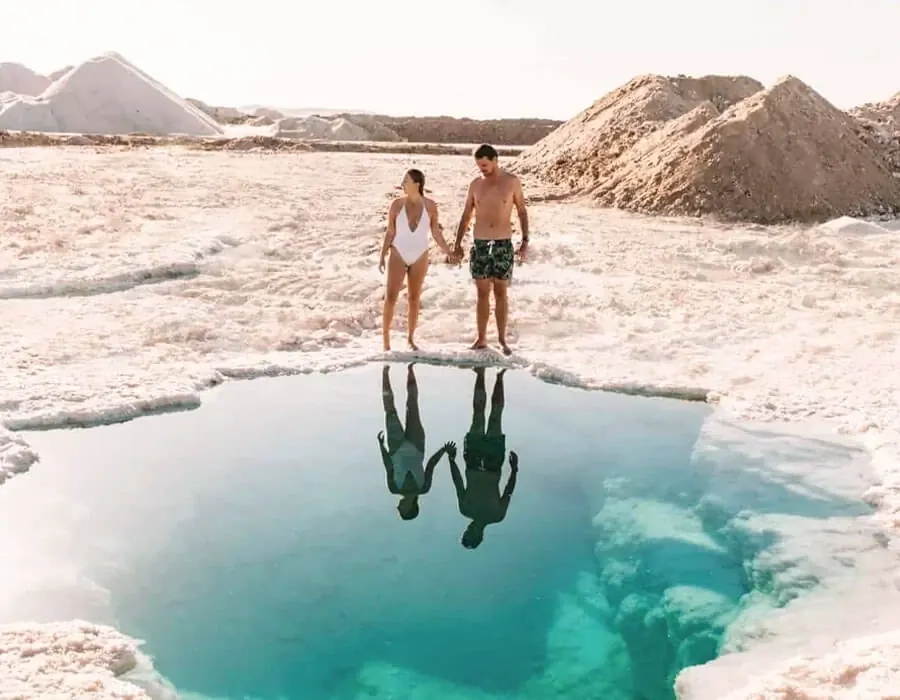 Elena y Marc junto a una piscina de sal en Siwa