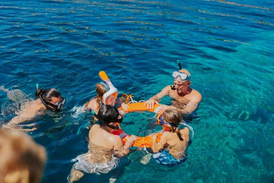La familia Hernández haciendo esnórquel en el mar Rojo