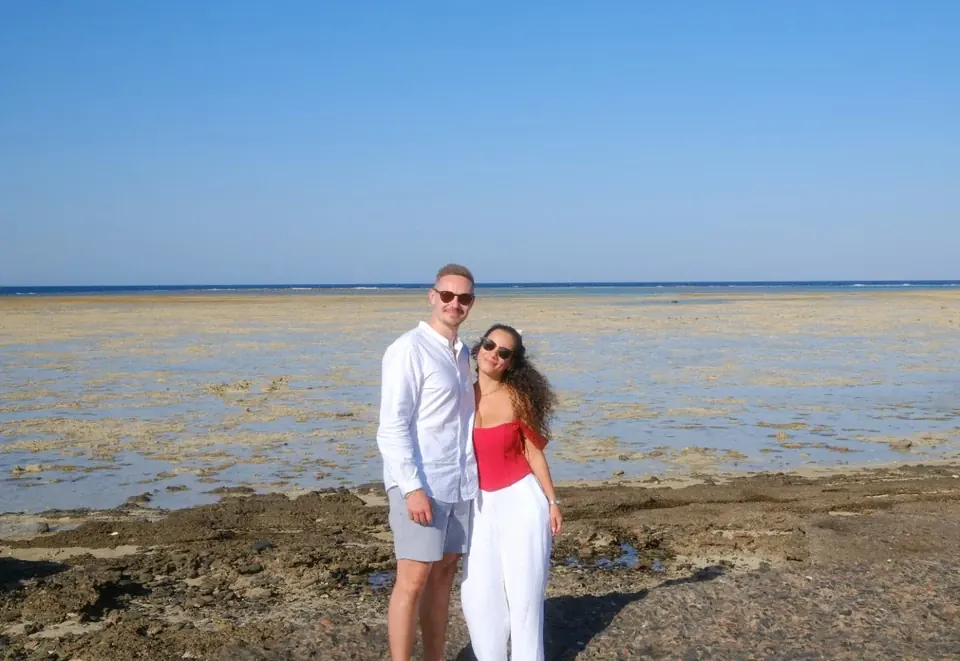 Katrin y David en la orilla del mar Rojo durante su luna de miel