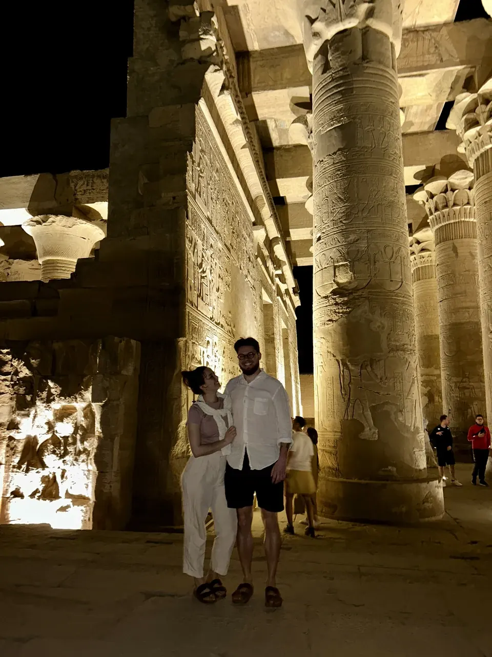 Lishka y Mads visitando un antiguo templo egipcio